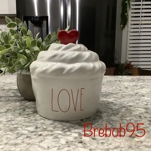 Rae Dunn large LOVE cupcake ❤️